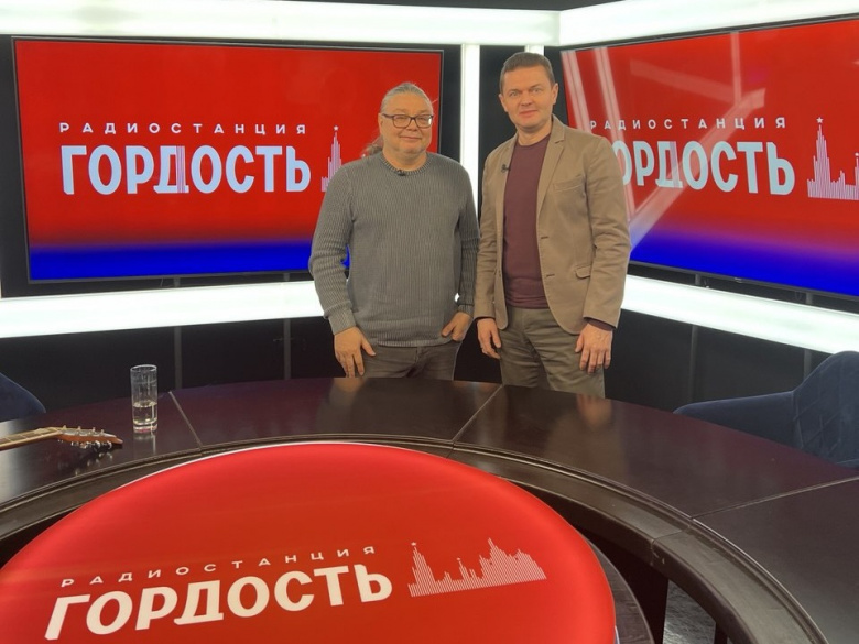 «Здесь все свои»: в студии радио «Гордость» Владимир Захаров